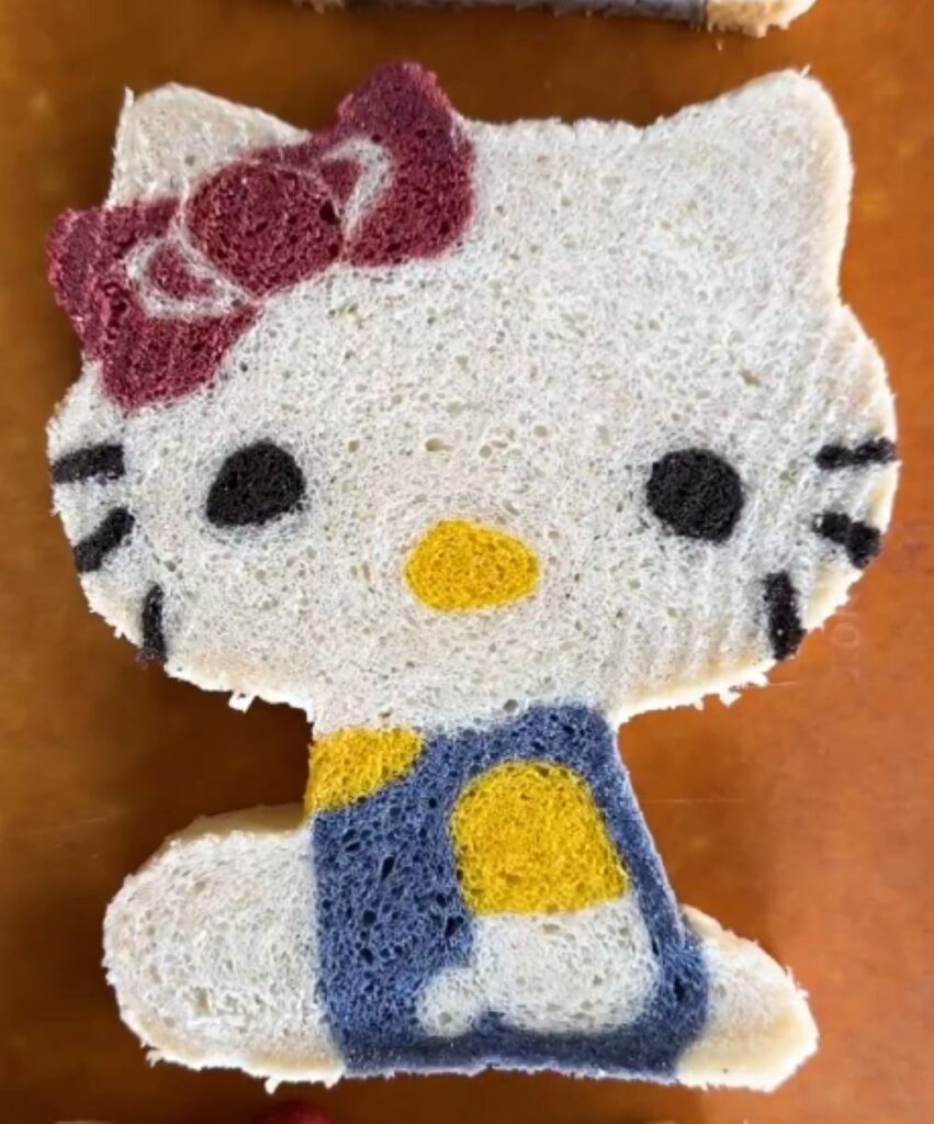 キティちゃん食パン⑤（＠konel_breadさんより提供）