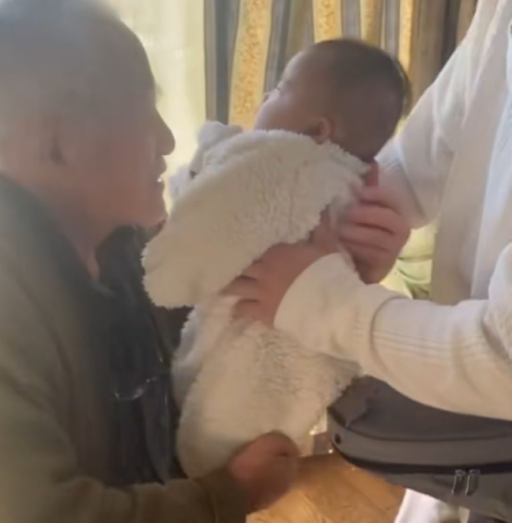 抱っこするおじいちゃん（＠fdfd3471さんより提供）