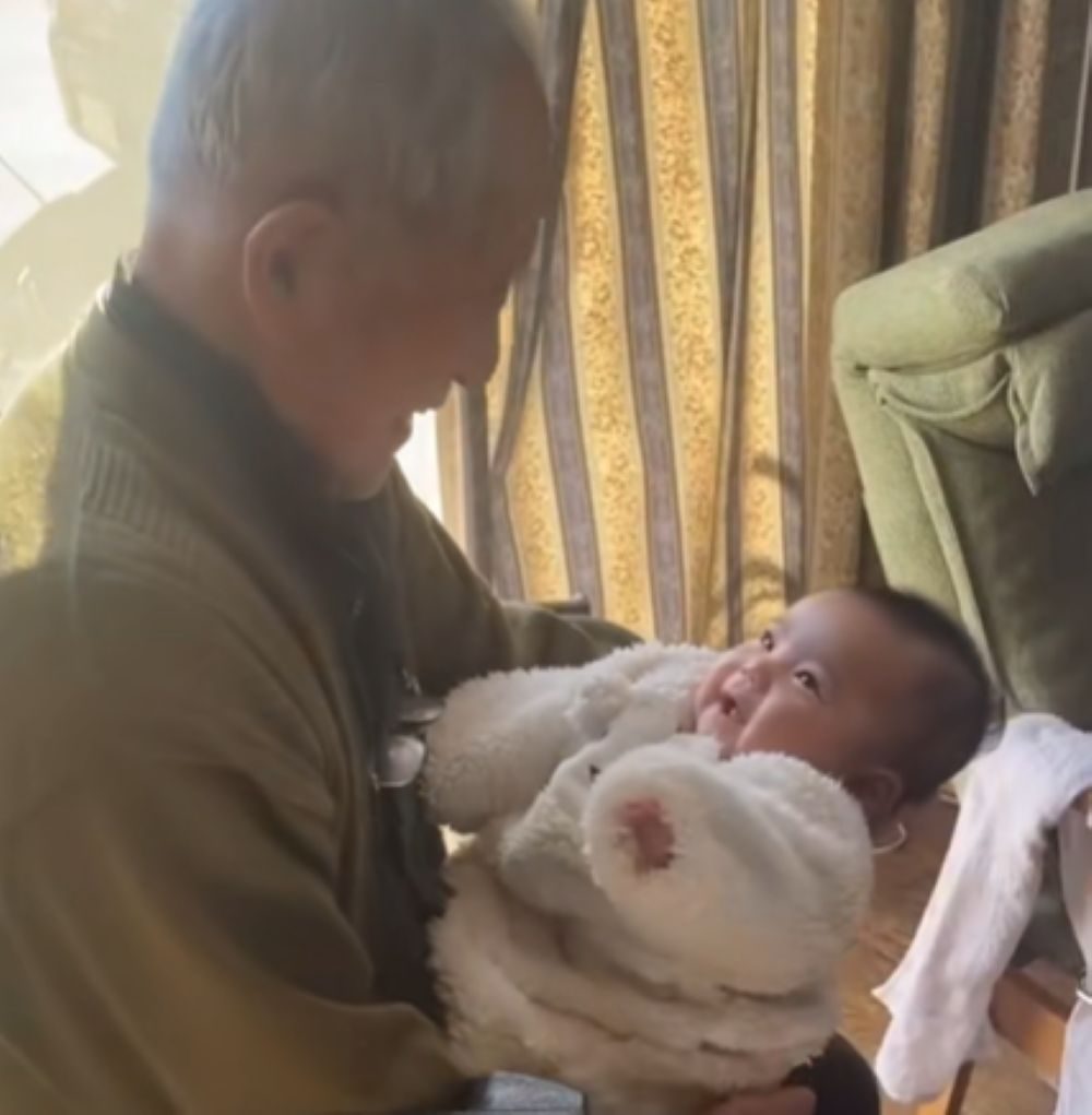 嬉しそうなおじいちゃん（＠fdfd3471さんより提供）