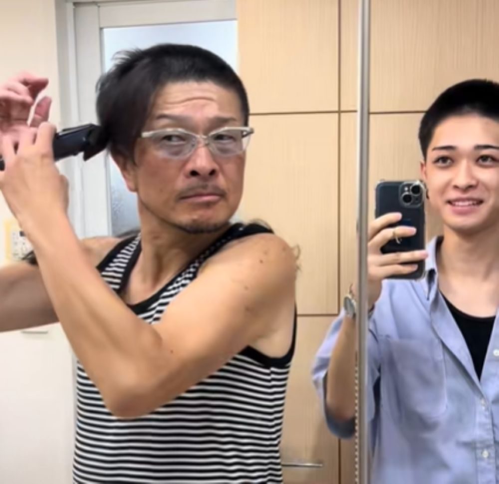 お父さんもバリカンで坊主に（下川太一さんより提供）