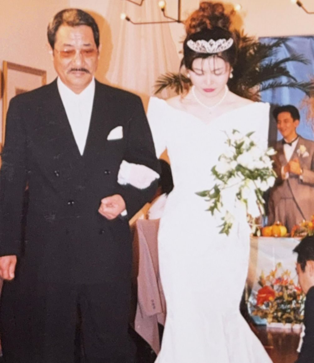 母が結婚式で着たウエディングドレス。25歳になった娘が同じドレスを着た姿に…「めっちゃ綺麗で似合ってる」「保管状態が良すぎる…!」