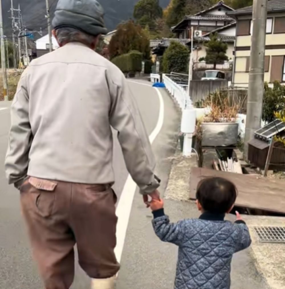 純造さんと息子さんの様子⑤（＠mypeboy6さんより提供）