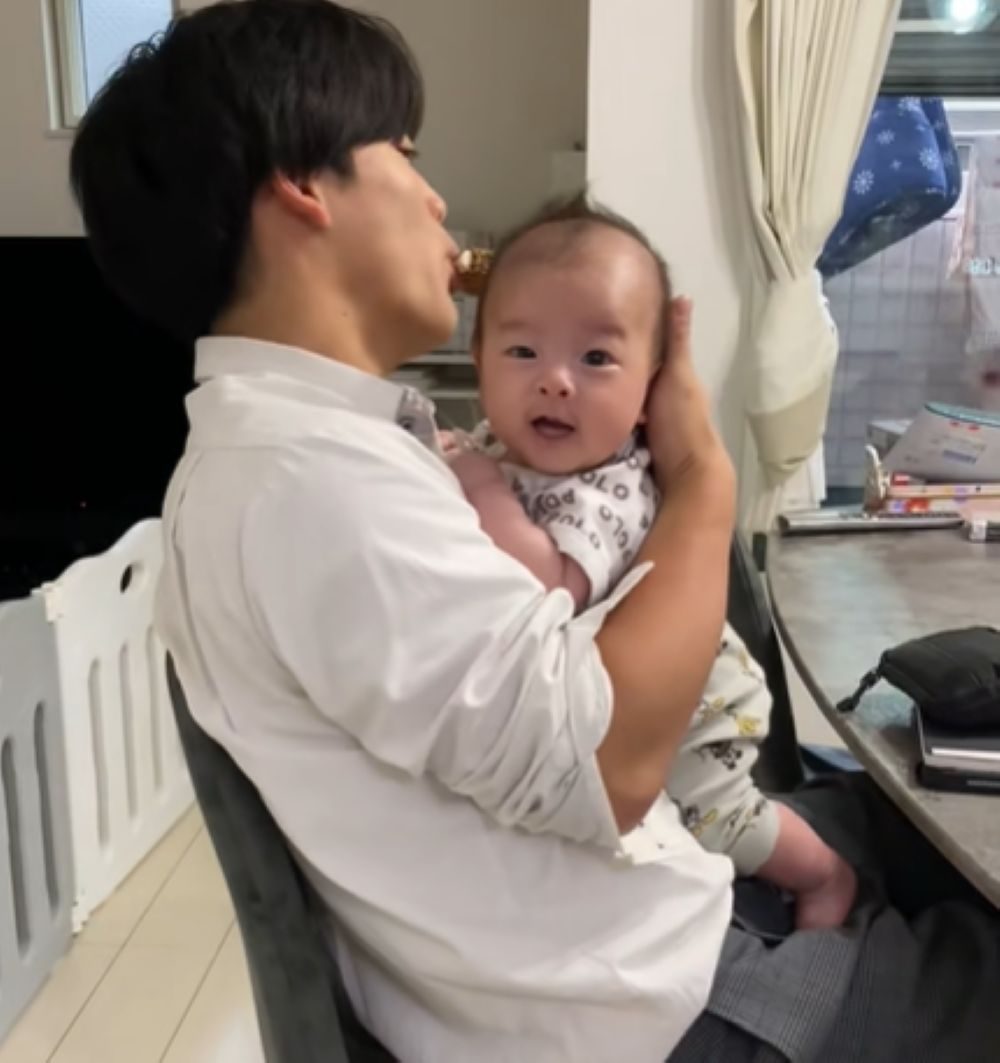 16歳の兄が帰宅後、0歳弟を抱っこすると…その様子に「イケメンにーに」「お父さんかと思った」