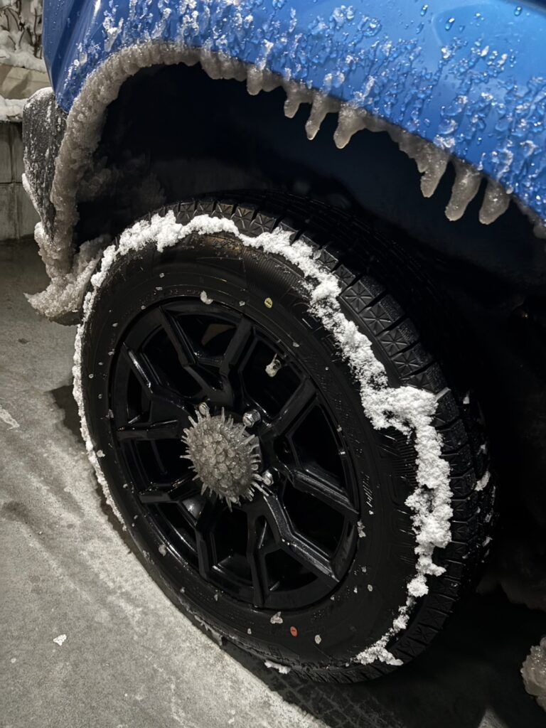 ホイールキャップにできた氷柱③’（＠ando9128さんより提供）