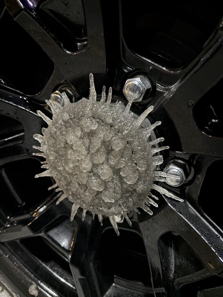 ホイールキャップにできた氷柱④’（＠ando9128さんより提供）