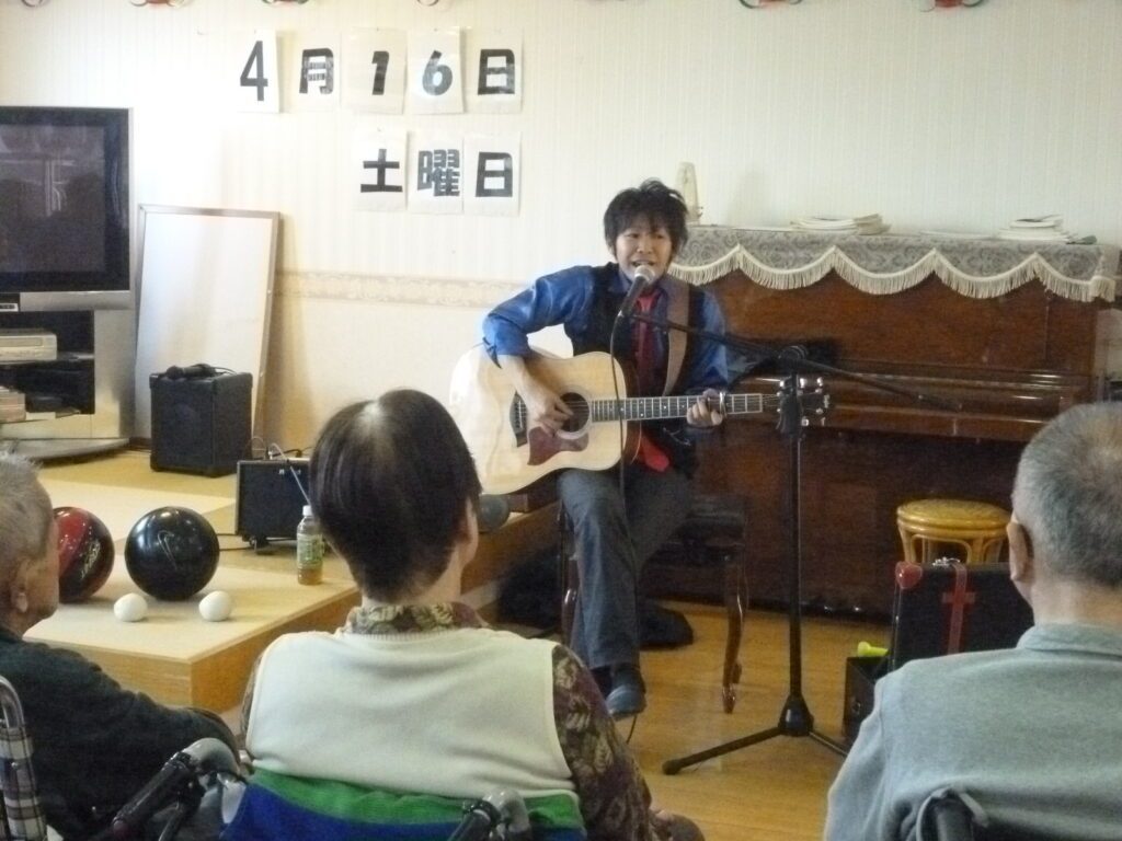 シンガーソングライター活動も開始