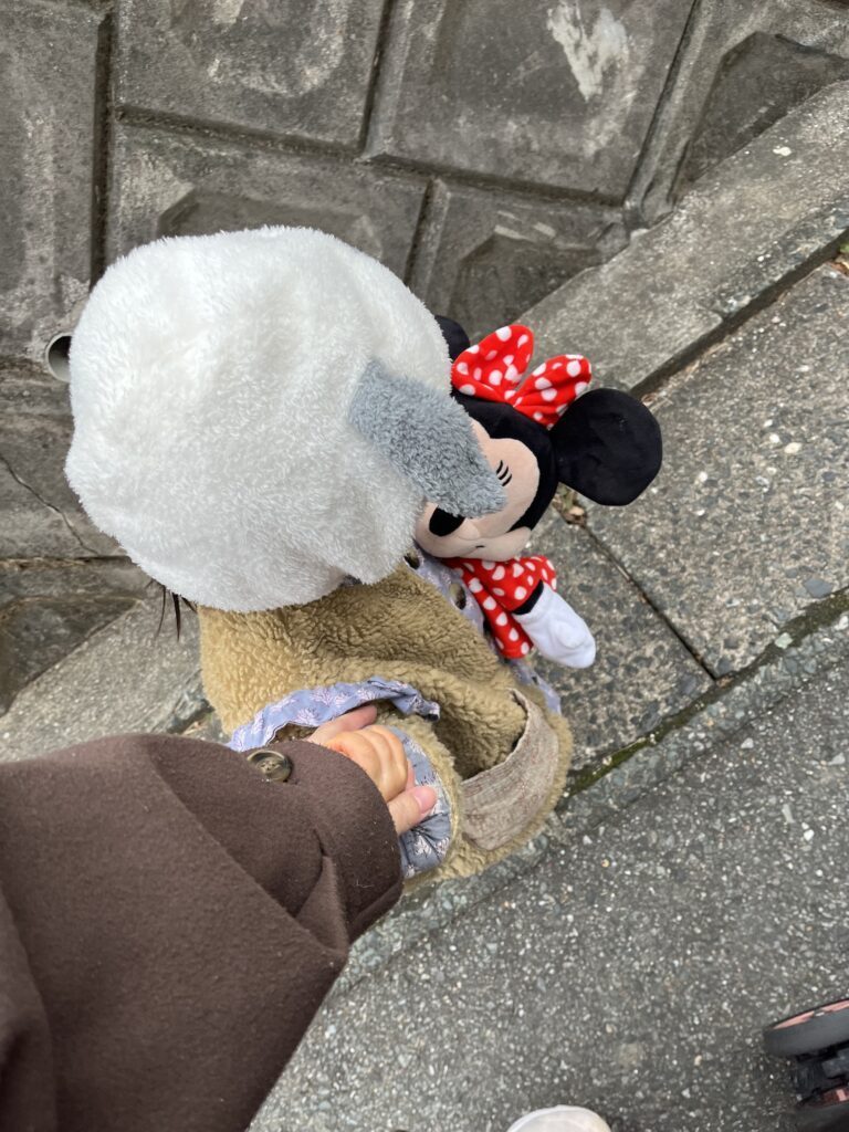 お散歩中の娘さん（＠sayu__mama_さんより提供）