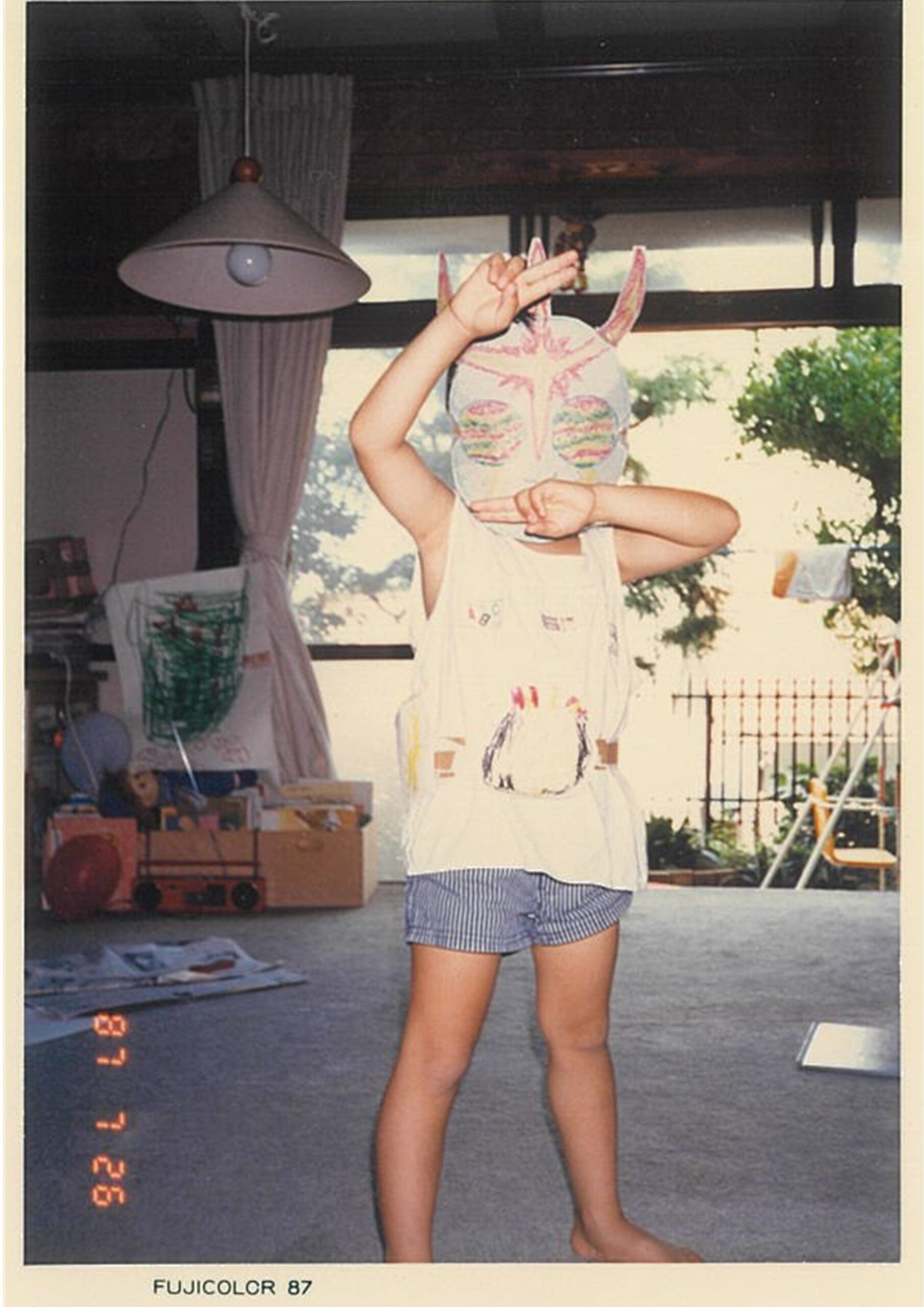 平成6年、ポーズを決める5歳男の子の写真。→32年後の現在の様子に…「カッコよすぎる」「イケメン」「えぐい」