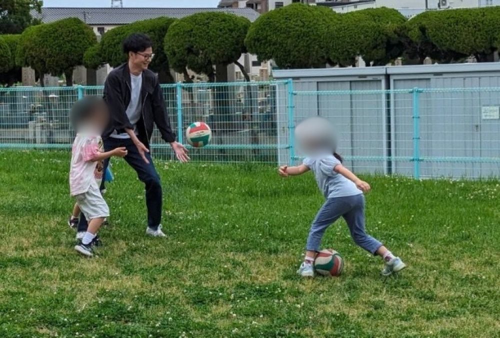 子どもと遊ぶ様子