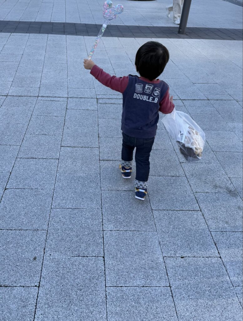 【実際の写真】2歳の息子さんがパパと協力して作ったお弁当の中身