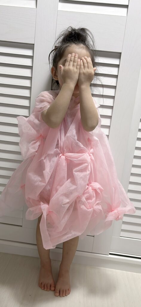 娘さんが作った包装紙のドレス（@rachan1003さんより提供）