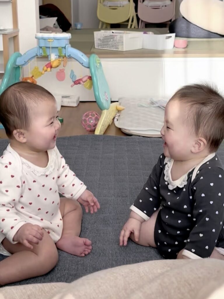 2人はいつも一緒（@noco_twinsさんより提供）