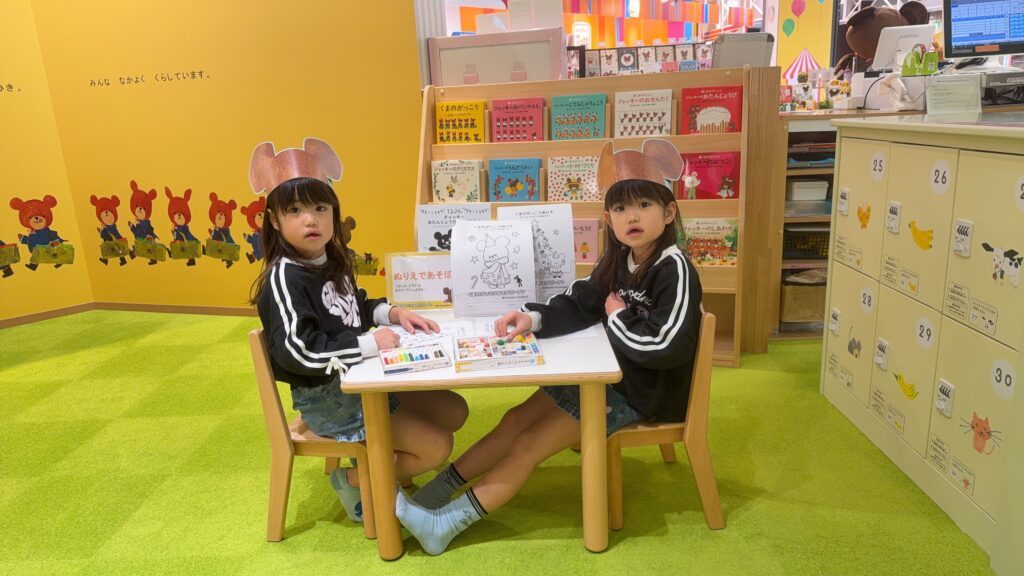 普段の双子ちゃん⑤（＠ririmomofamilyさんより提供）