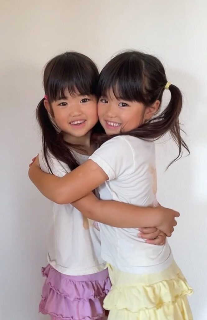 普段の双子ちゃん①（＠ririmomofamilyさんより提供）