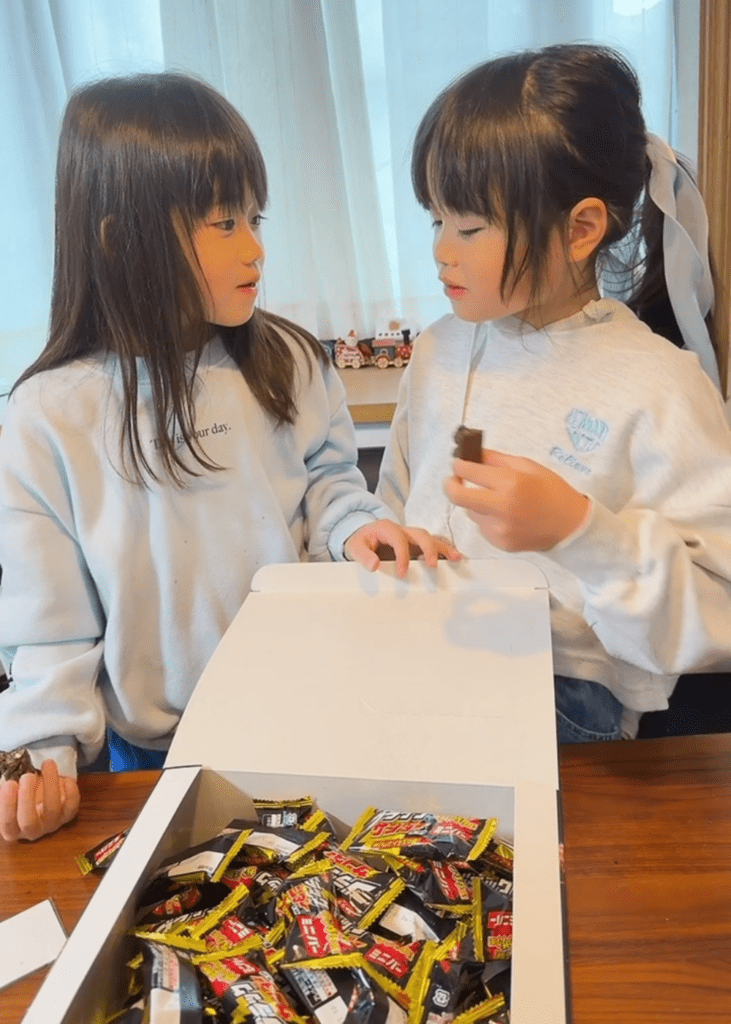 普段の双子ちゃん③（＠ririmomofamilyさんより提供）