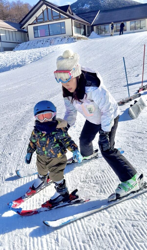 スキーを教える様子（＠nureokakipippiさんより提供）