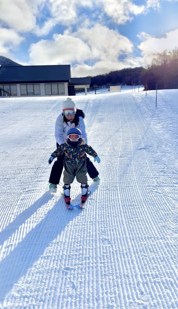 息子さんを抱える様子（＠nureokakipippiさんより提供）