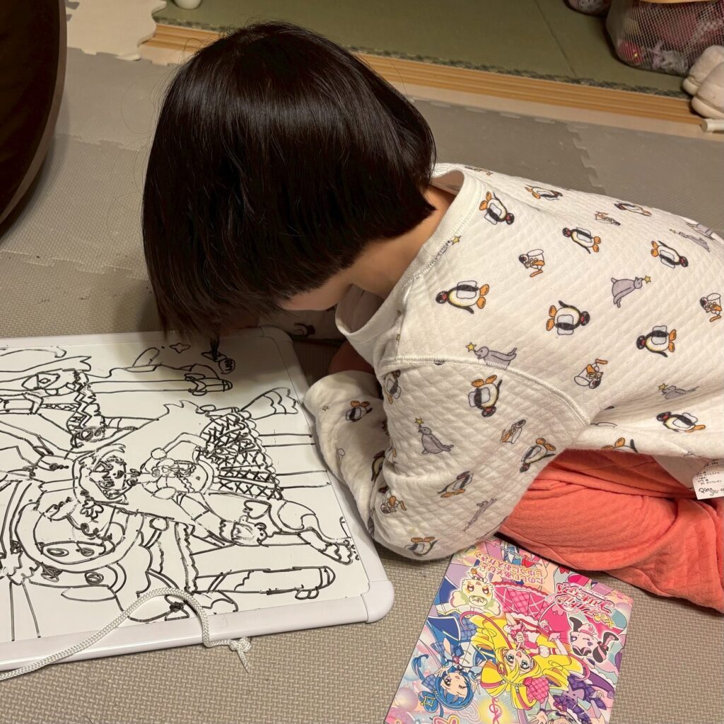 プリキュアの絵を描くのが大好きな娘さん（@tymokoooさんより提供）