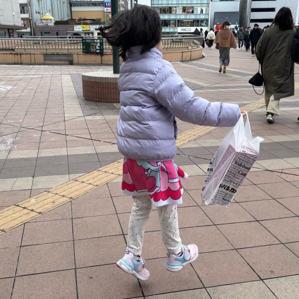 新しいお人形を買ってもらって大喜び（@tymokoooさんより提供）