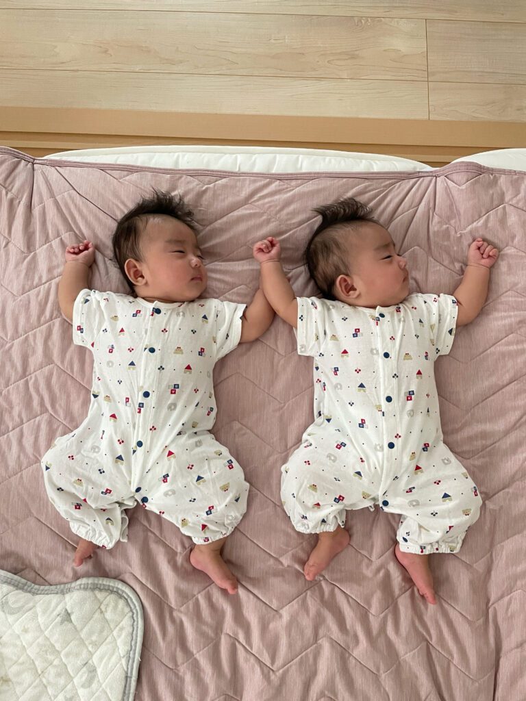 寝相のシンクロ①（＠miiiiii__369さんより提供）