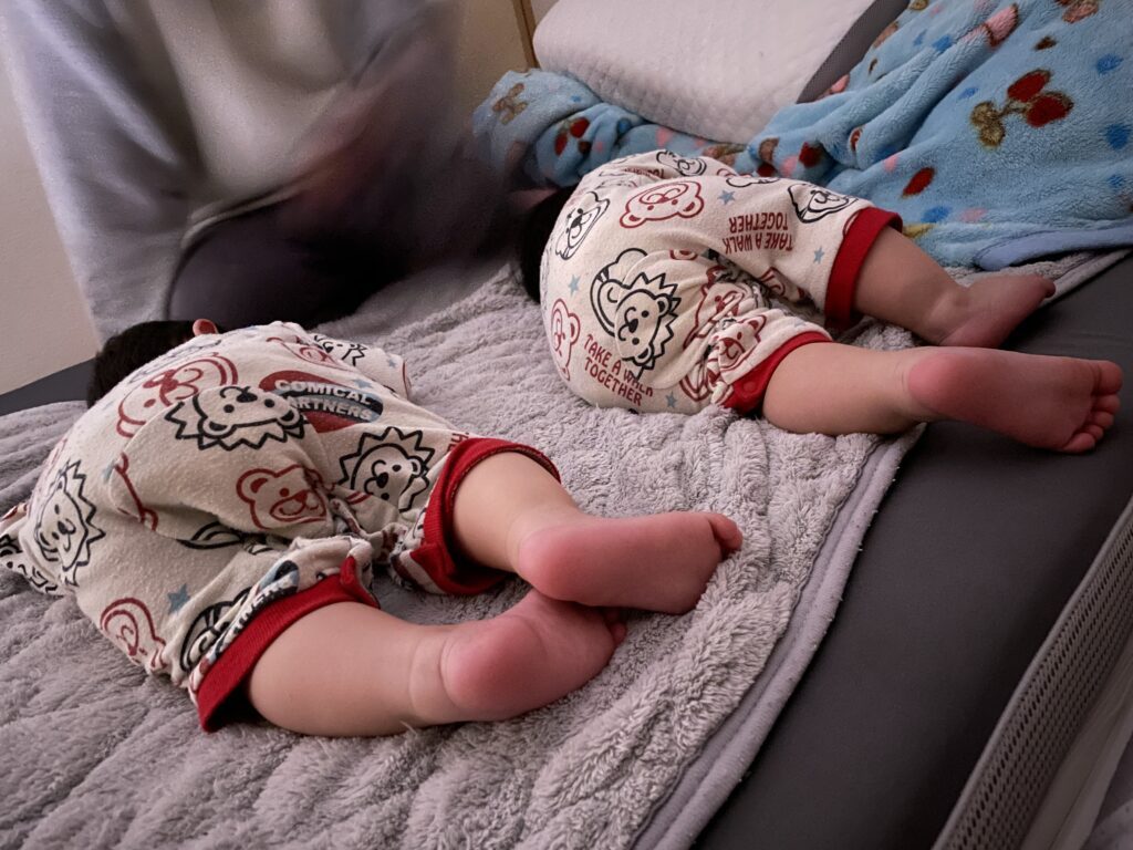 寝相のシンクロ②（＠miiiiii__369さんより提供）