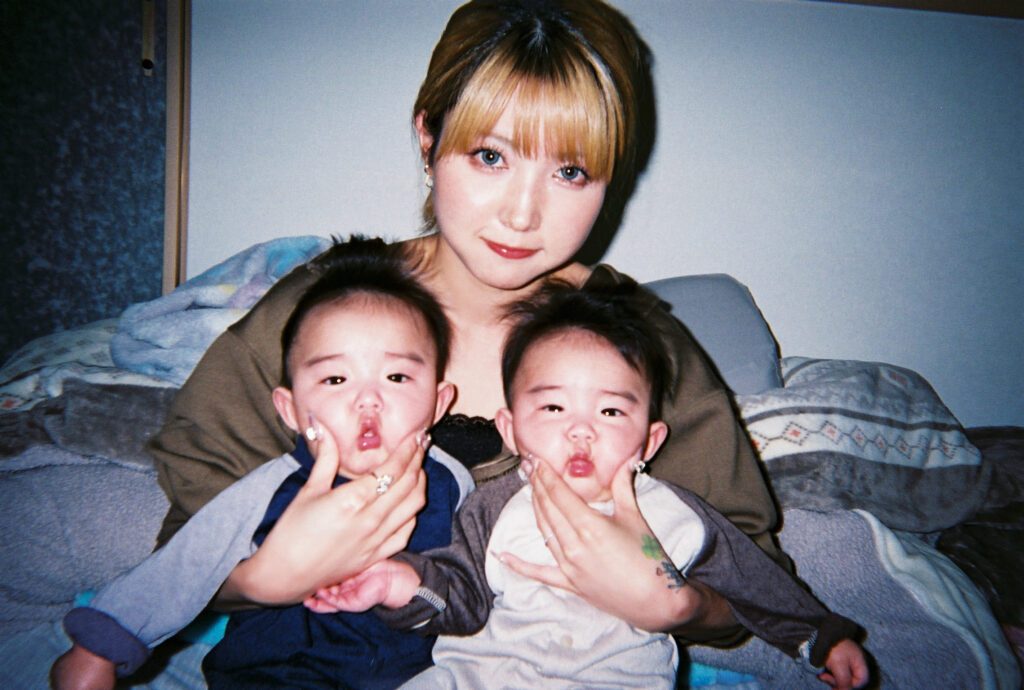 ママさんと双子くん（＠miiiiii__369さんより提供）