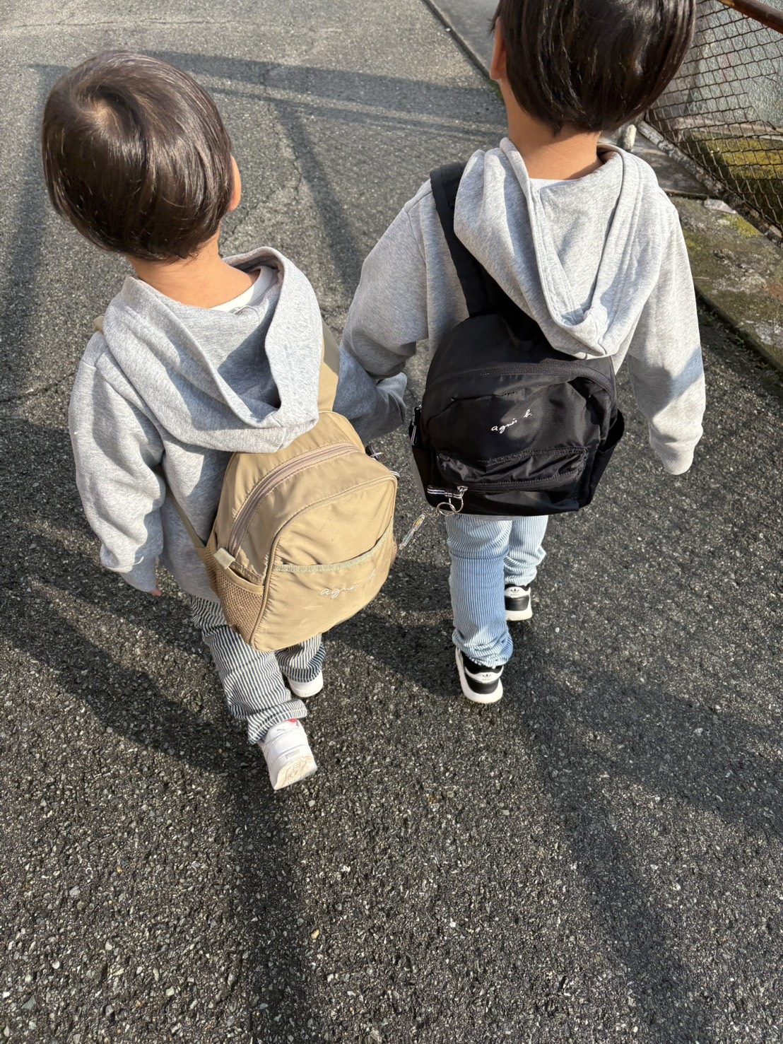 散歩中…突然立ち止まった2人の息子に違和感。しかし、次の瞬間見つけたモノに「数百万分の1の確率」「そんなんある？！」「幸せレベル高」