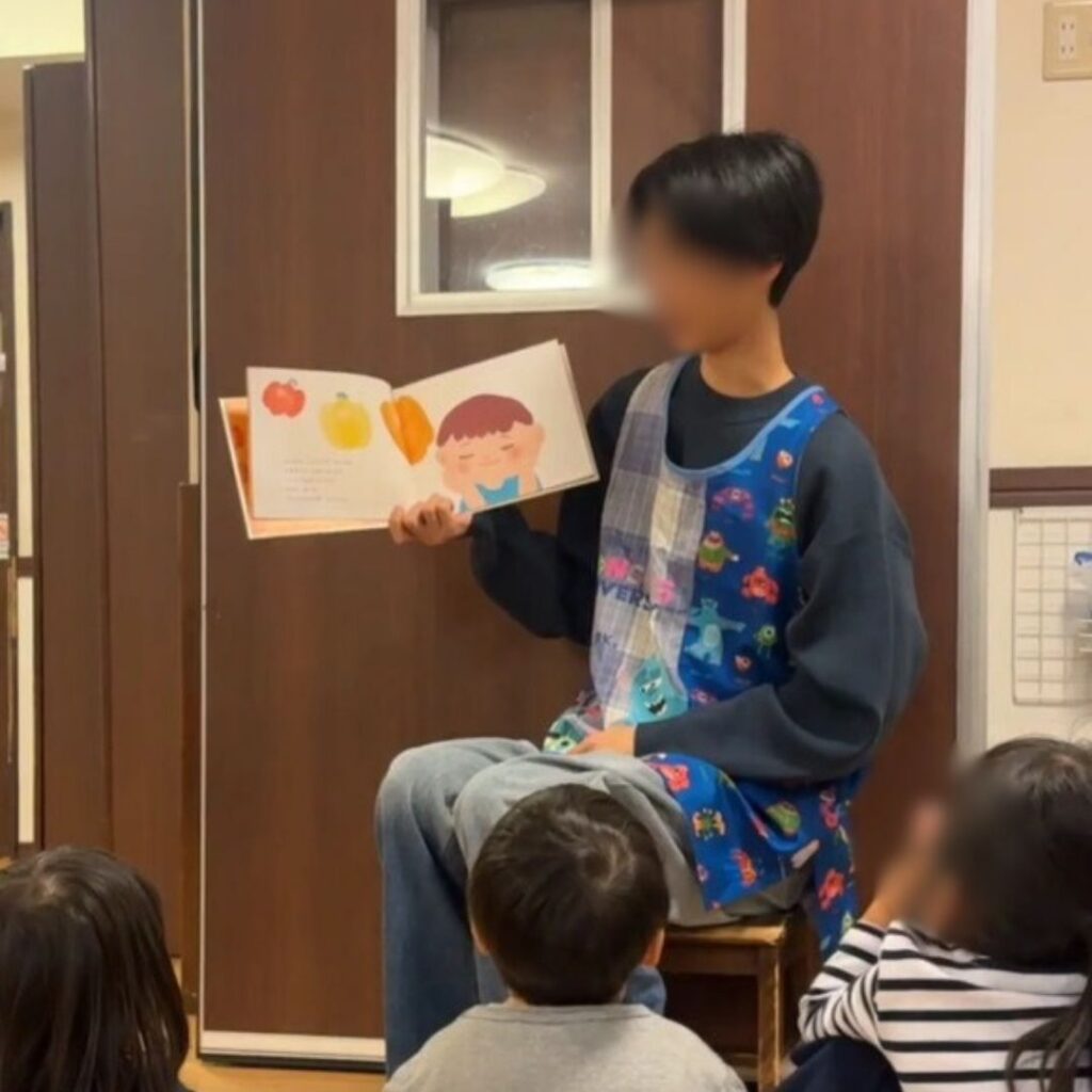 読み聞かせする息子さん（＠clean3628さんより提供）