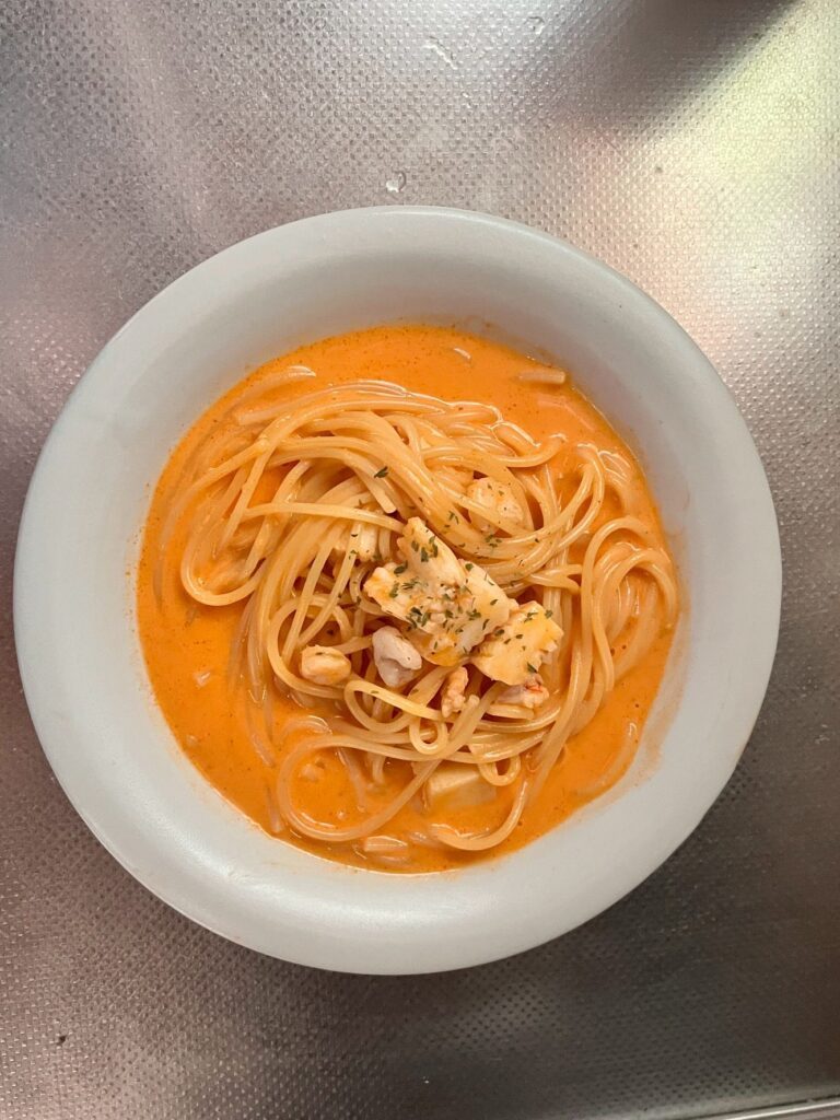 息子さん作・海鮮玉とクリームパスタ（＠tanoshimidanaaaさんより提供）