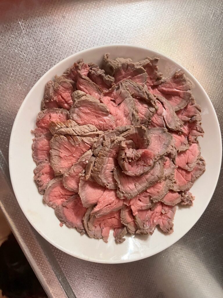 息子さん作・ローストビーフ（＠tanoshimidanaaaさんより提供）