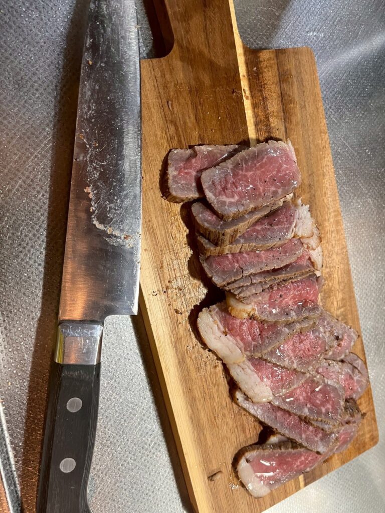 息子さん作・牛肉のたたき（＠tanoshimidanaaaさんより提供）