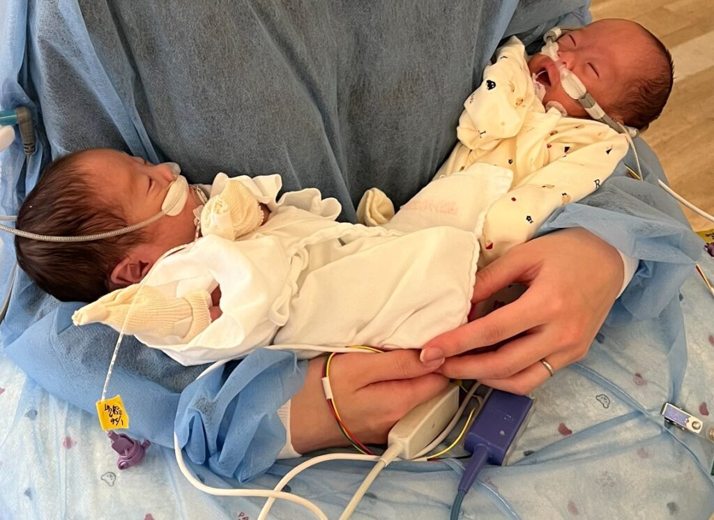 生後1ヶ月の抱っこ （@keroppi__keroppiんより提供）