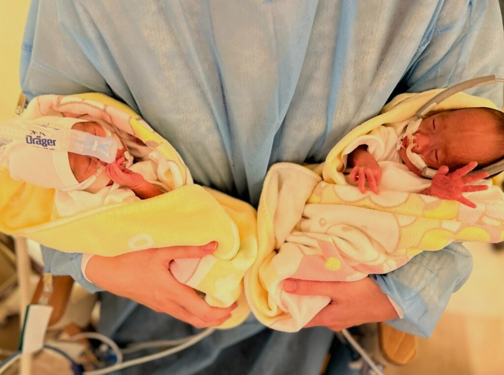 生後2週間、初めて抱っこした日（@el_0520＿さんより提供）