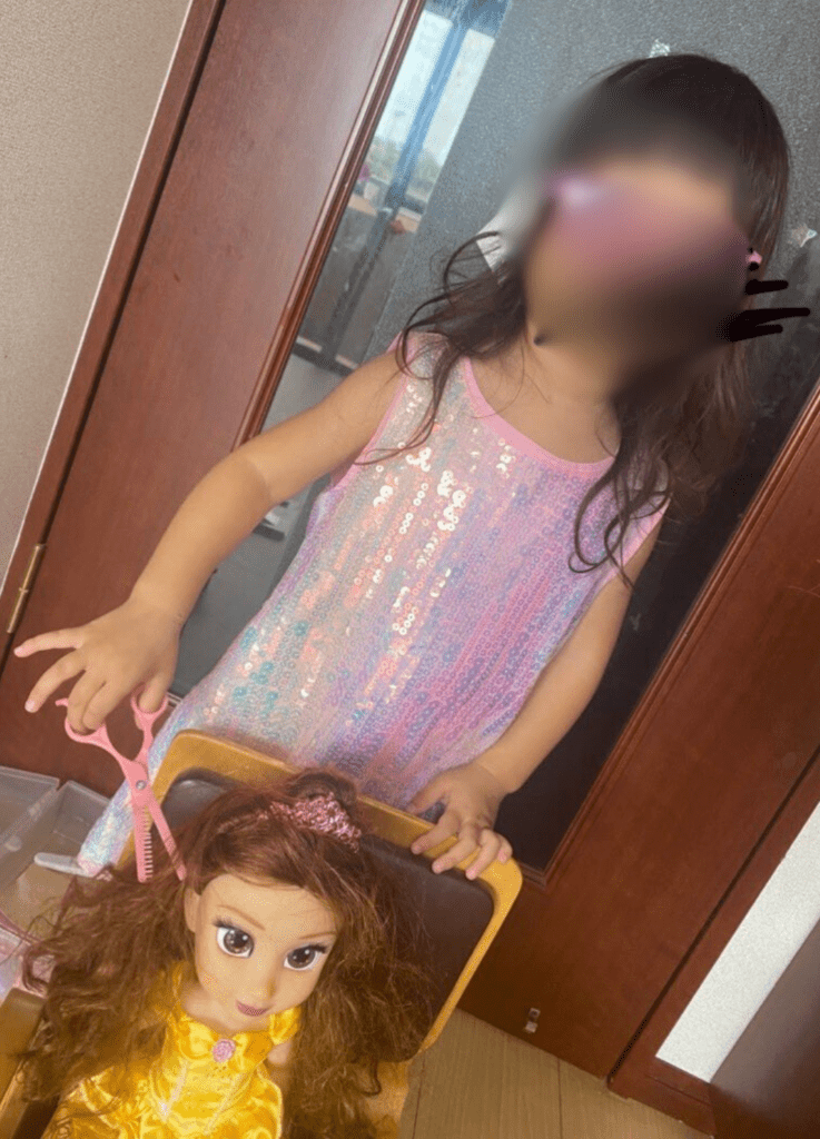 プリンセスになりきる娘さん（＠giragiraonnaさんより提供）