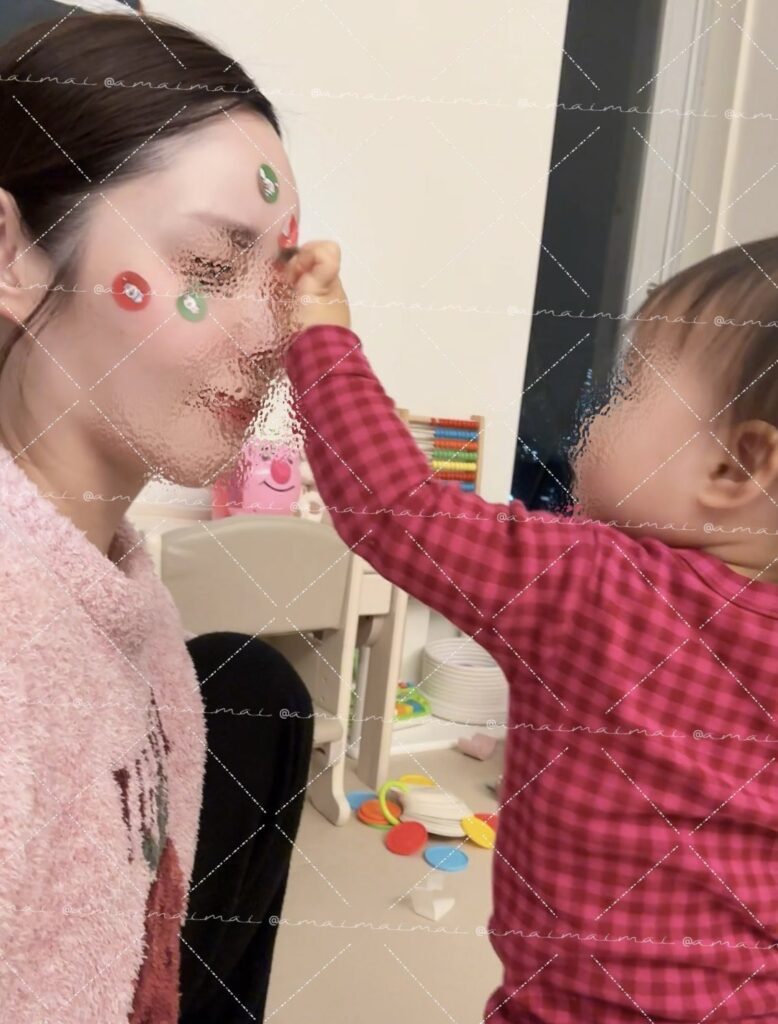 ママさんの顔がシール帳に（＠amaimaimai369さんより提供）