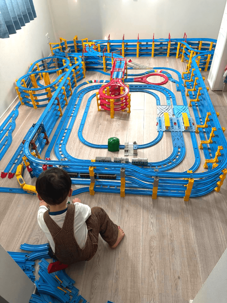 巨大なレールのおもちゃが完成（@ p0nsq07さんより提供）