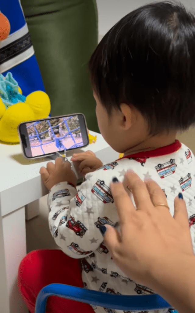 動画を見ている三男くん①（＠haz_mama3taroさんより提供）