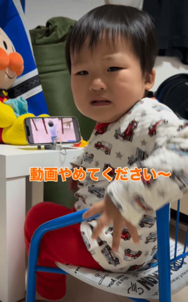 動画を見ている三男くん②（＠haz_mama3taroさんより提供）