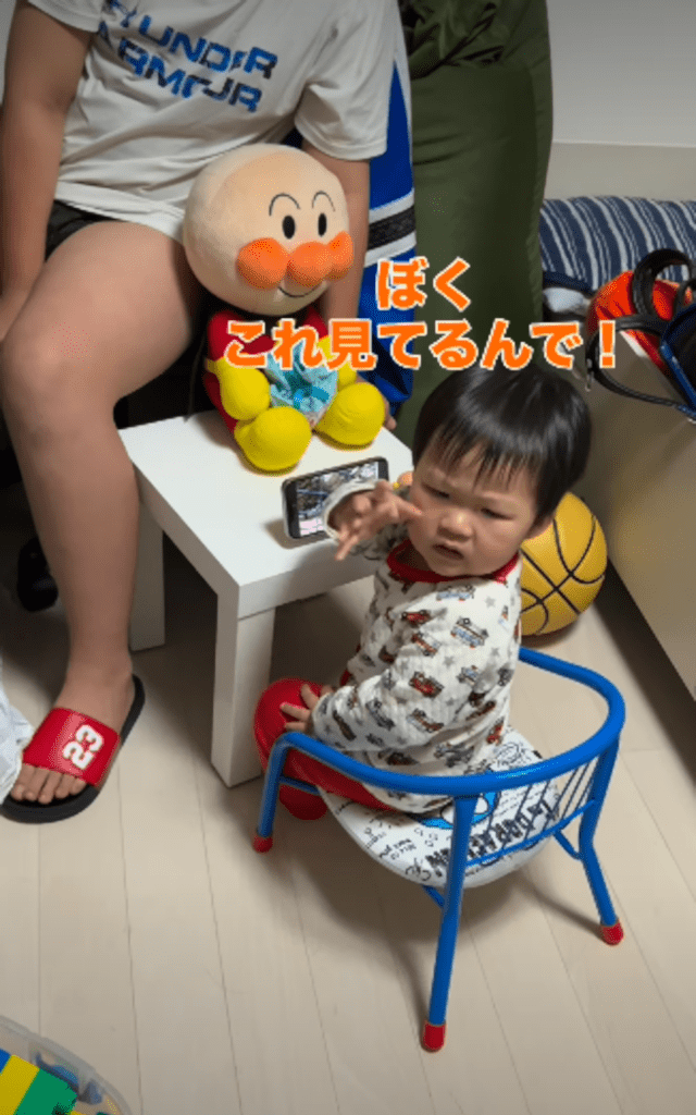 動画を見ている三男くん③（＠haz_mama3taroさんより提供）