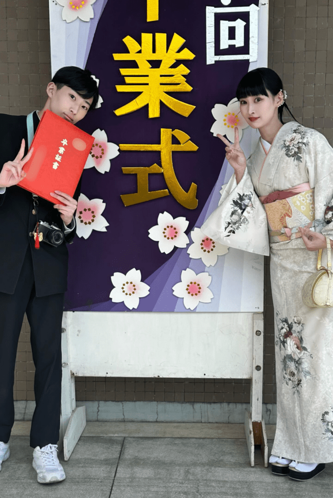 卒業式後の2ショット①（＠cscs01cscsさんより提供）