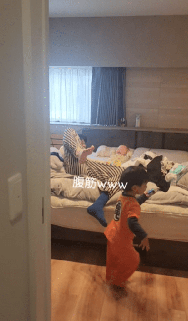 腹筋運動しているように見える息子さん①（＠avopippiさんより提供）