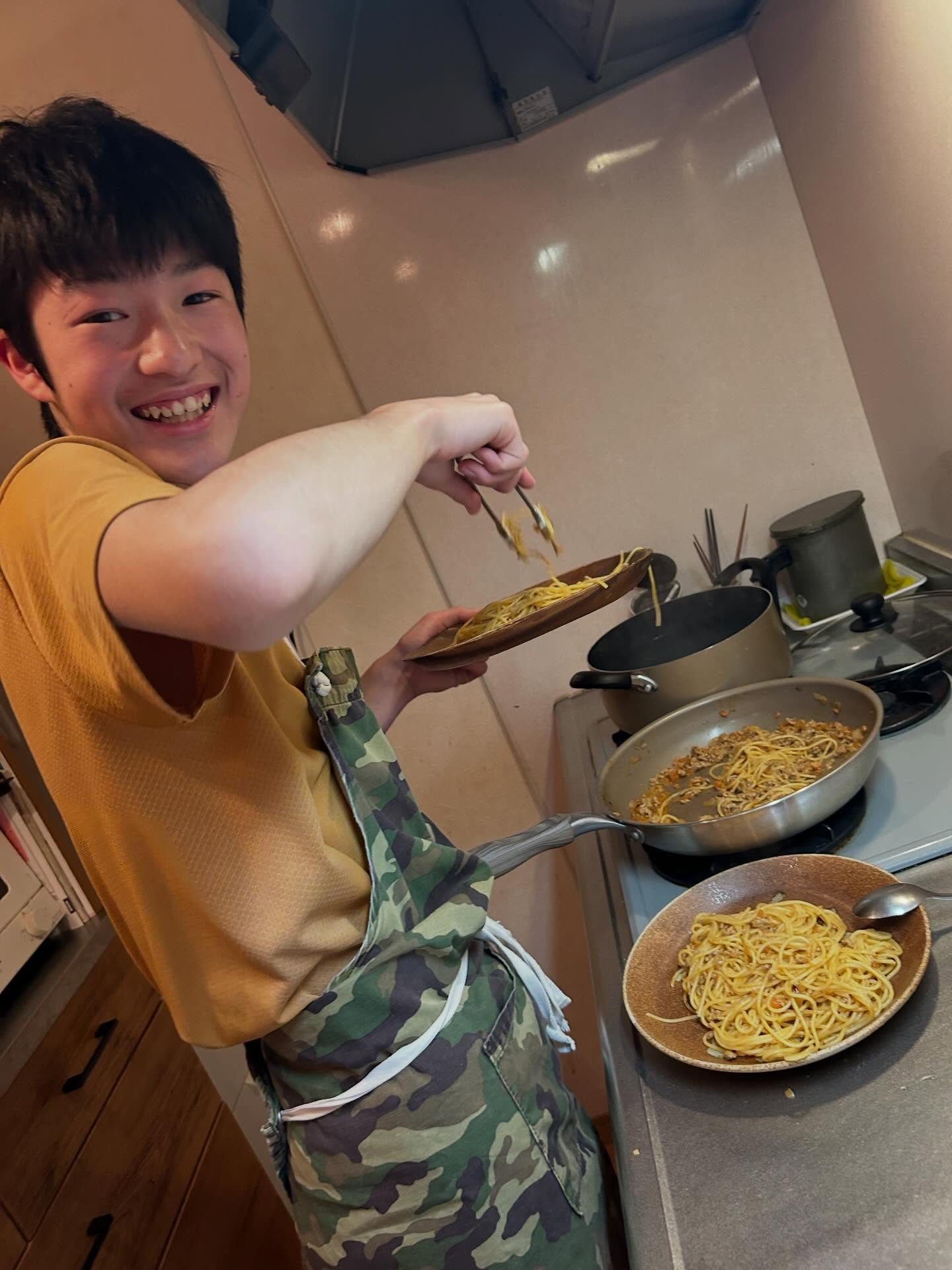 調理実習の予行練習をする中2男子　その表情に「モテる要素しかない」「もうこの写真だけでよく伝わる」