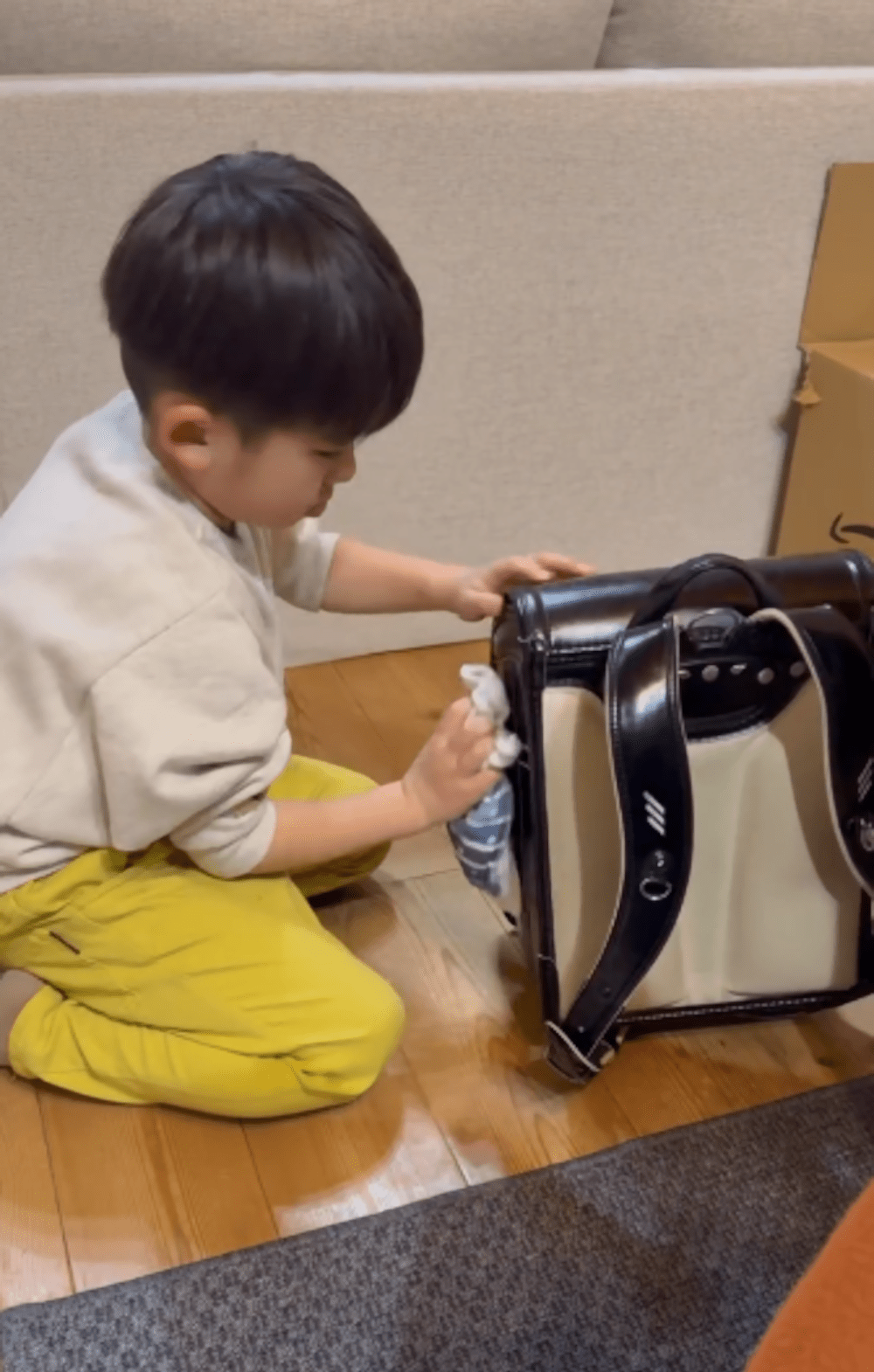 14歳兄から6歳弟へ…ランドセルを受け取った弟の姿に「凄い感動しました！」「素晴らしすぎる」「仲良し兄弟」