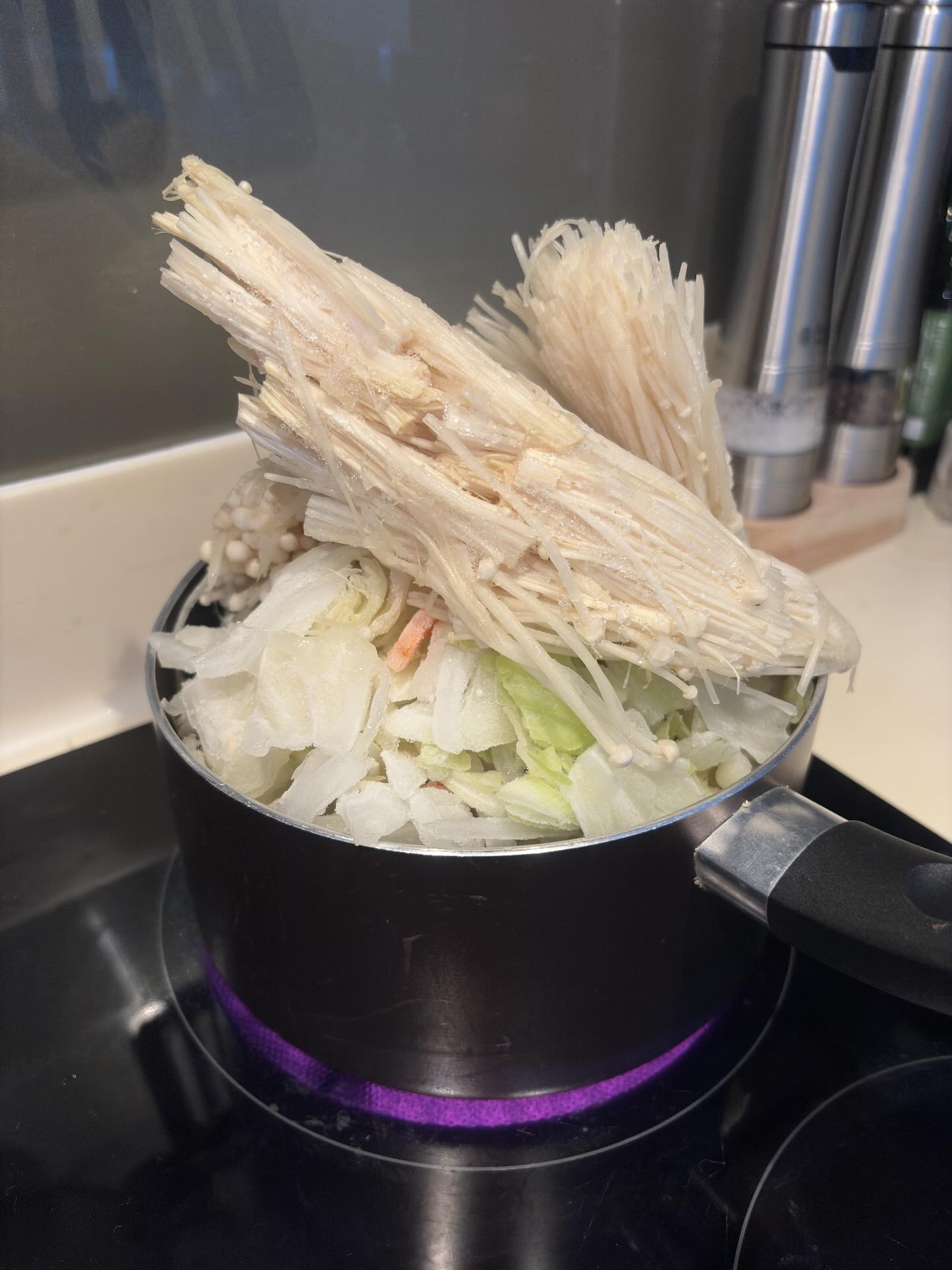 鍋に入り切らないほど大量な野菜たち。しかしその後、投稿された“完成品”に「ギリなんとか！？」「氷山の一角ですねｗ」「神ですな」