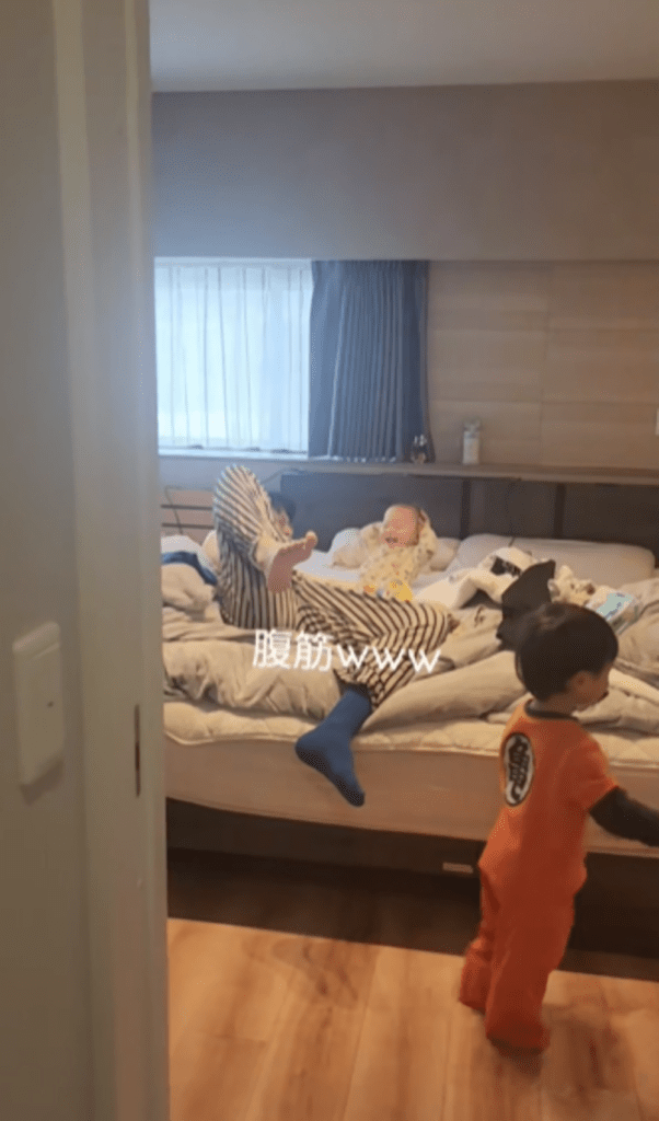 腹筋運動しているように見える息子さん②（＠avopippiさんより提供）