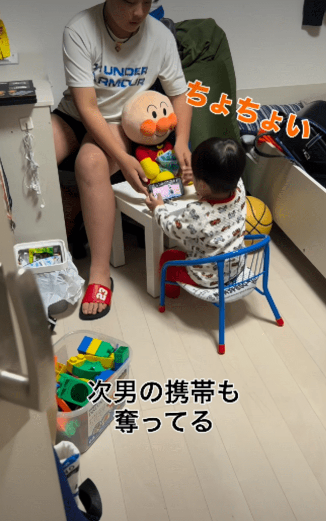 次男くんの部屋にいたい三男くん②（＠haz_mama3taroさんより提供）