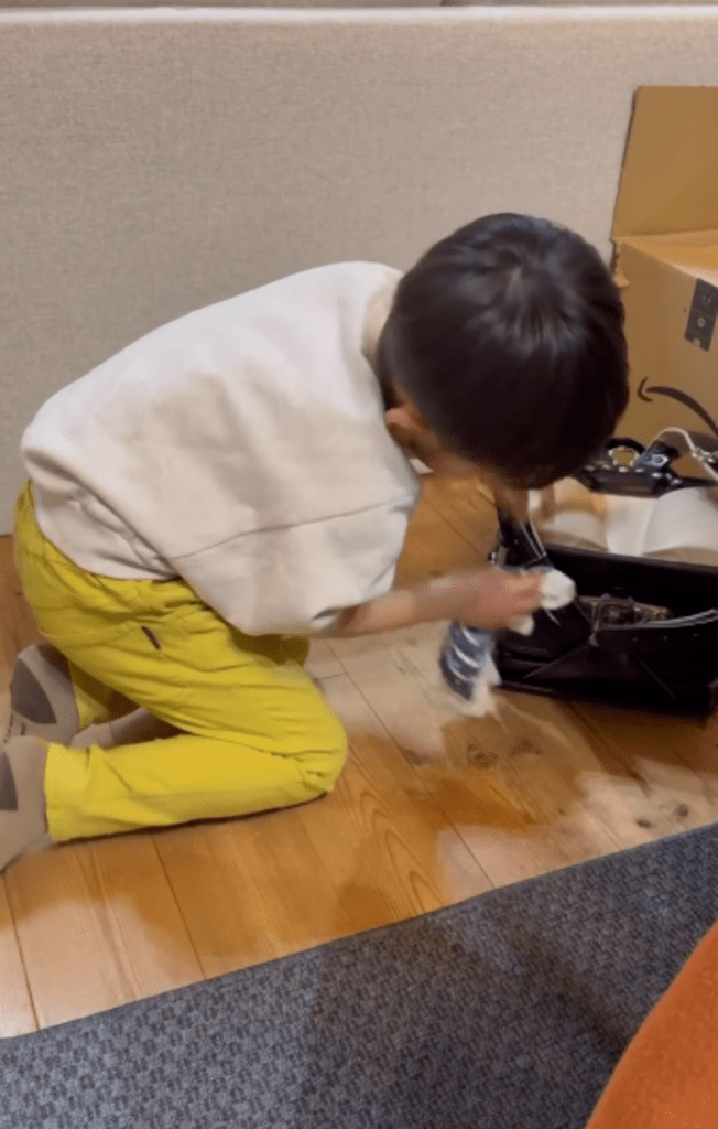 ランドセルを磨く弟くん②（＠risa_okano2さんより提供）