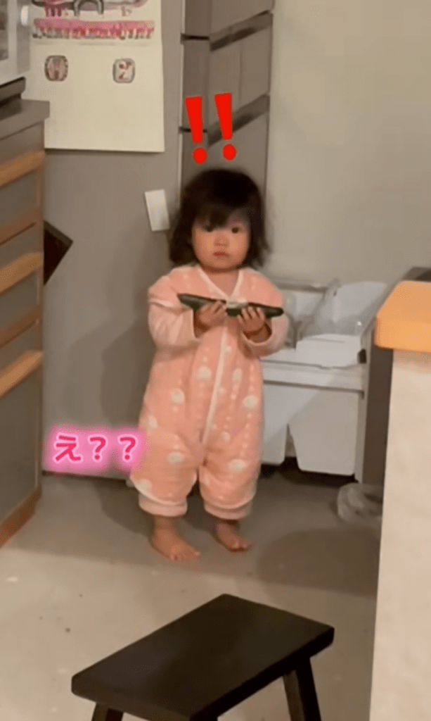 きゅうりをかじる娘さん②（＠shabondamasolapiさんより提供）