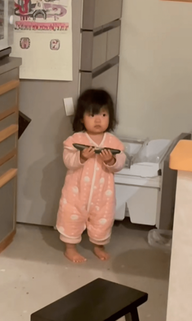 きゅうりをかじる娘さん③（＠shabondamasolapiさんより提供）