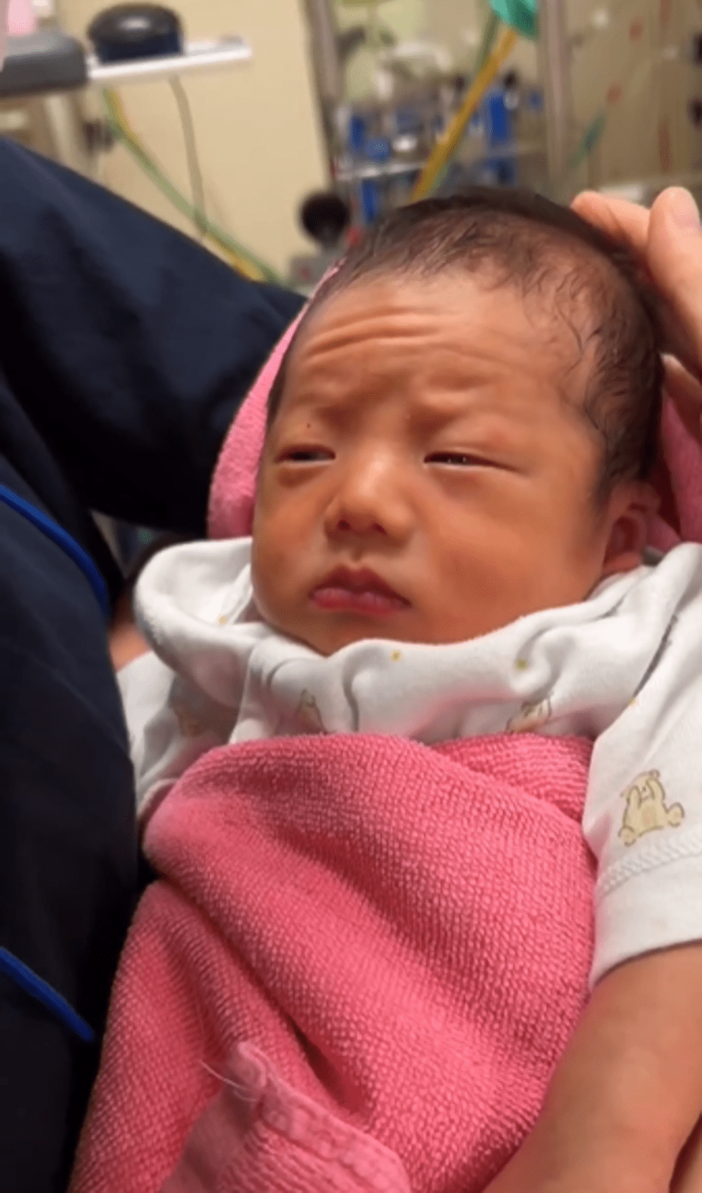 「こんな態度悪い赤ちゃんいる…？」ママが抱っこした瞬間“まさかの光景”に「ワルすぎる〜w」「グッジョブすぎですw」「態度の悪いのがこんなに可愛いなんて」